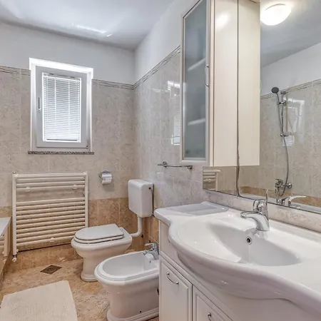 Oliva Radmani Apartment Porec